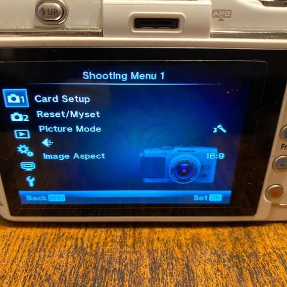 Olympus Ep-3 with 14-42mm lens (GREAT CONDITION!) White - Picture 4 of 4